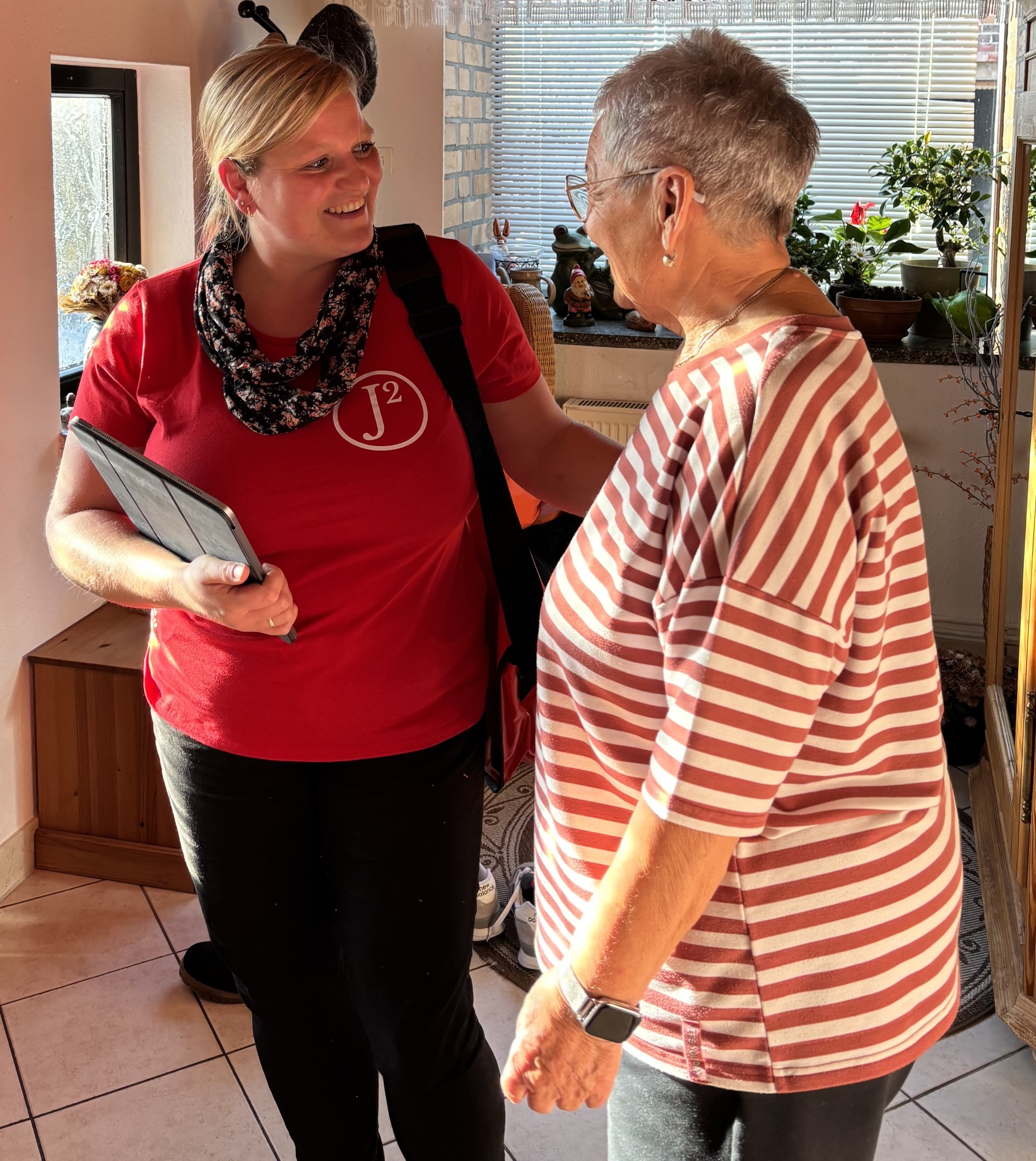 Pflegefachkraft Jakopaschke² im Gespräch mit Patientin in Ludwigsfelde